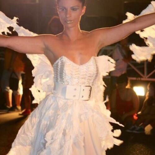 Imagen de chica con vestido moderno blanco